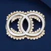 Lyx retro pärla dubbel bokstav brosch designer märke brosches mönster pärla diamant för kvinnor charm bröllop gåva fest smycken tillbehör med låda