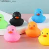 Sand Play Water Fun Baby Shower Toy Cute Little Yellow Duck Badrum Simning Vatten Mjukt flytande gummipressning Sound Q2404261