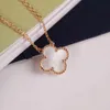 Colliers européens à quatre feuilles de haute qualité Femmes Pendous Clover Gift Wedding QTT Chains 2112529