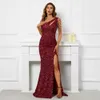 Runway Dresses Yidingzs Elegant One Shoulder Bourgogne paljettklänning Kvinnor som pärlar lång klänning 2022 Party Maxi Dress 18519 Y240426