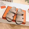 Luxur Designer av högsta kvalitet Mules Sandaler Slides tofflor Kvinnor Sandaler Skor Fashion Outdoor Flat Leather Casual Beach Shoes Stor storlek 35-46