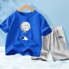 T-shirts 2 st/set tecknad astronaut Sommarkläder Set Childrens Tracksuit Short Sleeved Boys T-Shirt + Shorts Outfits 3-14Yearsl2404