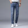 Luxus -Lichtjeans für Herren High -End European Modemarke gedruckt Slim Fit Small Feet Hosen Korean Edition Elastic Jugend