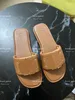 Marque Femme Designer Sandales Modèle de découpe Flats Toslippers Low Toslippers Fashion Luxury Slippers Rubber Flip Flip Flops Outdoor Beach Chaussures 35-42 AAA886