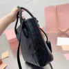 Bolsas de bolsa de grife de alta qualidade Wander Wander Matelasse Totes Pink Carteira MIUI Undermail Tote Fashion Cesta Mulheres Bolsas de Tote