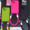 Mobiltelefonkisten Ins Koreanische Süßigkeiten Farbe Anti -Verlust Soft Silikon Handband -Handy -Hülle für iPhone 15 14 13 11 Pro Max Plus+Objektivschutz Abdeckung J240426