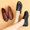 Zapatos informales de moda para mujeres otoñales Mujeres de cuero genuino Damas planas se deslizan en un trabajo negro cómodo