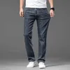 Jeans masculins 2024 Été Nouveau homme mince jean élastique taille lâche droit des jeans décontractés confortables pantalon plus taille 40 42l2404