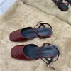 Chaussures décontractées Sandales de boucle à une ligne solide pour femmes 2024 Été Low Heel Ladies Square Baotou Women's