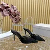 Nuovo designer di sandali estivi Scarpe da matrimonio con tacco alto Diamond Diamond Donne Women Back Back Adese Scarpe puntate Scarpe Metal Square Stiletto Sexy Stiletto