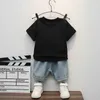 Ensembles de vêtements d'été Nouveaux bébés garçons T-shirt sport de dessin animé + shorts en jean déchiré pour les vêtements pour enfants