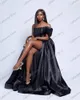 Partykleider Einfacher schwarzer satinabend sexy Seite hoher Split Long Afrika formelles Kleid von den Schulterrüschen Brautkleider