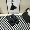 Nuova piattaforma di muffin Fashion Slifors Solfo in pelle solida Sestate Sandals Designer Designer di lettere di fascia alta Design Light Luxury Flip-Flops squisito