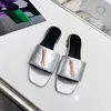 Lüks Tasarımcı Sandalet Kadın Donanım Metal Flatties Slayt Moda Sandal Yaz Plajı Havuz Slaytlar Katır Kauçuk Açık Ayak Parmağı Açık Hava Dış Mekan Terlikleri Kolay Giyim