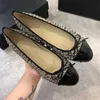 Sandales pour femmes chaussures de créateurs femme pantoufles à canal plat Brand en cuir matelassé Bowknot Femme Roue Robe en cuir Chaussures Designer Chaussures Ballet Flat Talon Luxury