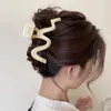 Klemmen 4 Farben Wellengrabend Clip Große Haarklammern für Frauen 2023 Neue Unique Mode Hai Clip Girls Hair Accessoires Y240425