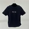 Kvinnors t-shirtdesigner 24 vår/sommar ny mångsidig casual modebrev broderad veckad knapp stickad skjorta korta ärmar dpti