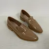 Casual schoenen Potined Toe voor vrouwen 2024 Trendy vrouwelijke flats Britse stijl Black Patent Leather Metal Chain Slip-on dames Loafers