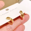 Gold Diamond Design Charmring Ohrring Sexquisite und minimalistische Ohrringe für Frauen Luxus goldenes geometrisches Design einfach mit Carrtiraa Originalohrringe