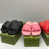 Kvinnors designer tofflor gummi glider sandal platta blommor jordgubbar tofflor grön röd vit web mode mens skjutreglage strand flip flops blommor glid med låda nr010