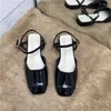Chaussures décontractées Sandales de boucle à une ligne solide pour femmes 2024 Été Low Heel Ladies Square Baotou Women's