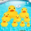 Sand Play Water Fun Cute Yellow Duck med Squeeze Sound Bath Toy Soft Rubber Float Duck Spela Bath Games Fun Gift for Children and Babies Q240426