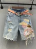 Jeans pour femmes en été coréen Hole de mode Ripped perle vintage Pantalon denim de longueur de genou imprimé Y2k 240425