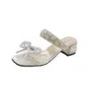 Casual schoenen dames luxe kristallen boog slippers 2024 zomerontwerper transparante middenhakken dikke sandals pompen glijbanen slijbeen flip-flops