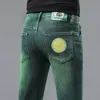 Jeans à la mode pour hommes 2024 printemps / été mince édition coréenne élastique slim slim small pieds pantalon de marque couleur