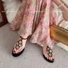 Sapatos casuais sandálias de corrente de ouro chinelos de fivela plana com romano 2024 Summer Aberto do pé pequeno sandálias diárias para mulheres