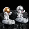 Decoração da mesa do escritório, estilo nórdico astronautas de telefone celular titular ornamentos resin spaceman bracket Toys Presente 240418