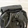 Rucksack hochwertiger Metallschnalle Black Nylon Crossbody Bag Fashion Mini -Kordel für Mann und Frauen