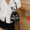 Luxe ontwerper Miozj Bucket Bag Dit jaar Populaire nieuwe 2024 Koreaanse versie brief minimalistische handtas dames internet beroemd crossbody