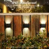 Decorações Lâmpadas solares de parede impermeabilizadas iluminagem solar externa para cima e para baixo iluminação luminosa para o jardim da varanda de jardim decoração de ano novo