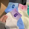 Kadın SOCKS Gradyan Kore tarzı renkli mektup G Moda Sporları Kızlar için Nefes Alabilir Günlük Kadın Mürettebat Komik