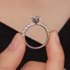 Clusterringen 1.0ct Mosanite Ring Dames D Color VVS1 Ex Round Cut 925 Sterling Silver Elegant Pattern Engagement Bruiloftsieraden