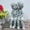 Decorazioni da giardino Happy Yami Home Accessori decorazioni Statue Boy Girl Banch Figurina Figura da esterno Resina per interni Bacia