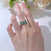 2024 Anelli di nozze fatti a mano Choucong Gioielli di lusso al 100% Pure 925 Sterling Sterling Round Cut Emerald Moissanite Diamond Party Women Cross Band Gift Ring