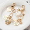 Keychains Lanyards Luxury Artificial Pearl Keychain Metal Peach Heart Pendant Keyring Women Fashion Headphone Case Charm Bag smycken Tillbehör