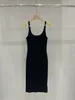 トレンディ2024早春にニューブラックスリミングパッチワークレターニットサスペンダードレス女性のためのドレス