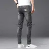 Designer jeans män live sändning mode vår sommar ny broderad smal passform liten ben jeans mäns high-end elastisk rök grå ungdomsstil