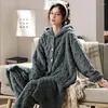 Kvinnors sömnkläder 2024 Vinterkväll i mitten av längden korall sammet pyjamas kostym flanell ytterkläder mjuka och varma hem slitage huva badrock