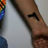 Tattoo overdracht Waterdichte tijdelijke tattoo sticker klassiek zwart pistool klein formaat body art nep tatto flash tatoo polsboot hand voor mannen vrouwen 240426