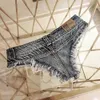 Shorts femminile 2022 Nuovo donna sexy a bassa vita bassa nappa in denim jeans thong thong short femminino beach estate y240425