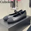 Sapatos casuais 2024 Mocas de balé de couro de primavera brancos mulheres lisadas femininas negras Doug Doug Elegant Ladies