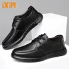 Chaussures en cuir Han Hong Mens authentique l'été creux Houeste respirant doux antidérapant papa décontracté 240417