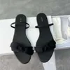 Designer -Sandalen Frauen schieben Heels Schuhe reine Reihe Samt Bug Rückengurt flache Sandalen modische einfache Pendler Müller Schuhe Frauen DS0O