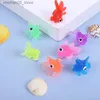 Kum Oyun Su Eğlencesi 10/20/30 Mini Joldfish Bebek Banyosu Oyuncaklar Yumuşak Kauçuk Simüle Edilmiş Jamler Dekoratif Su Oyuncakları Eğlenceli Çocuk ve Kız Yüzme Plaj Oyuncakları Q240426