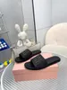 Знаменитые сандалии тапочки Gilda Glass Flats Slidres Slids Slides Италия Женщины Популярные Черно-коричневая ткацкая кожаная дизайнерская кожаная кожаная коробка Summer Beach Slipper Box Eu 35-43