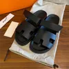 Tasarımcı Sandalet Chypre Sandal Slaytları Kadın Ayakkabı Terlikleri Noir Calfskin Deri Düz Sandal Turuncu Siyah Blanc Gün batımı Naturel Sandale Sap Tarak Tasarımcı Ayakkabı